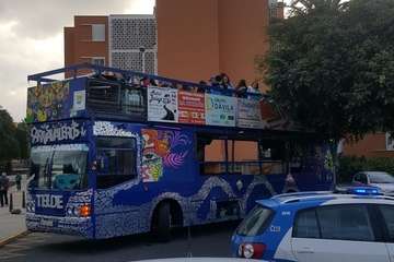 La  carroza anunciadora del Carnaval recorrió este miércoles el centro de la ciudad (Foto TA)